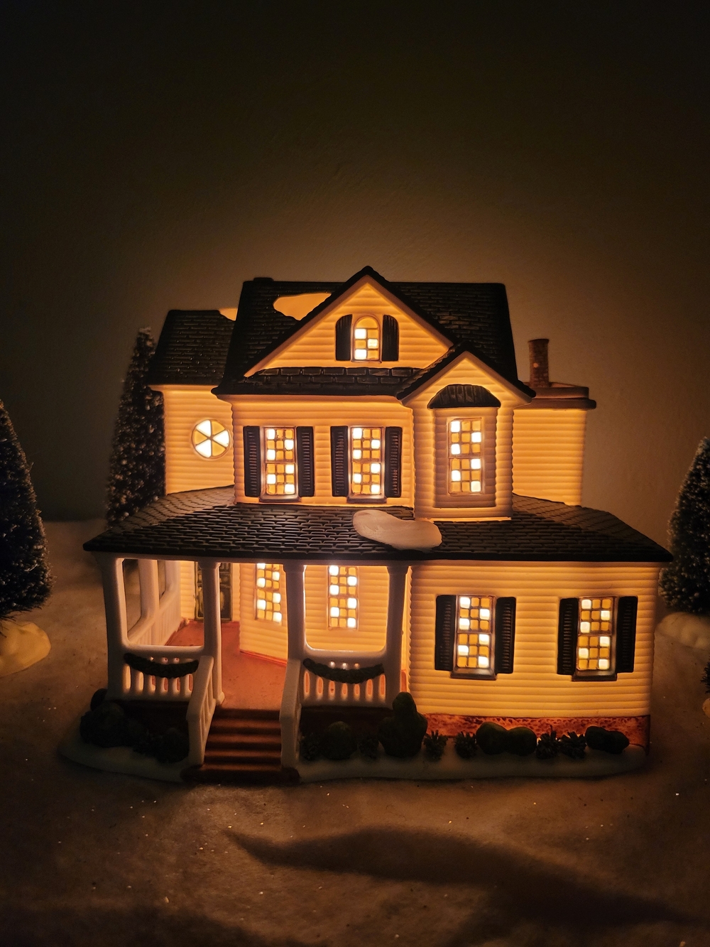 Holiday Time 2005 Country Charm Collection Porcelain Lighted 'Farm House'